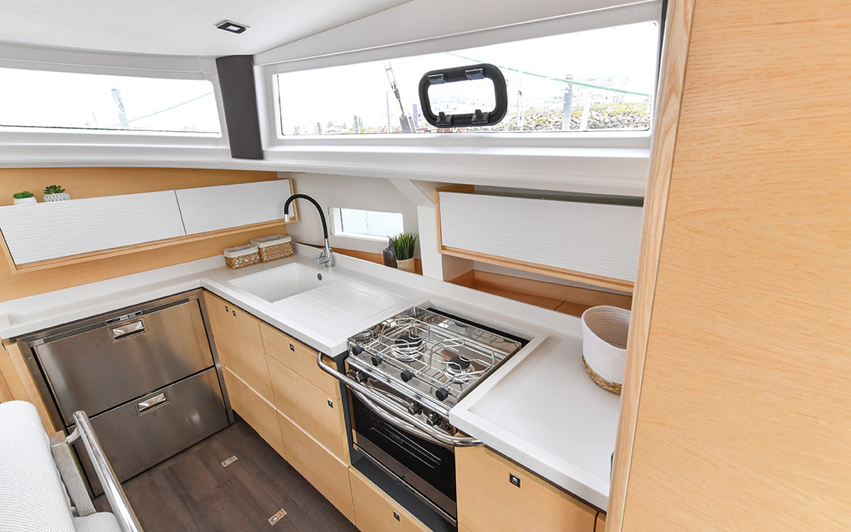 ovni-400-yacht-review-boat-test-galley-credit-Francois-Tregouet