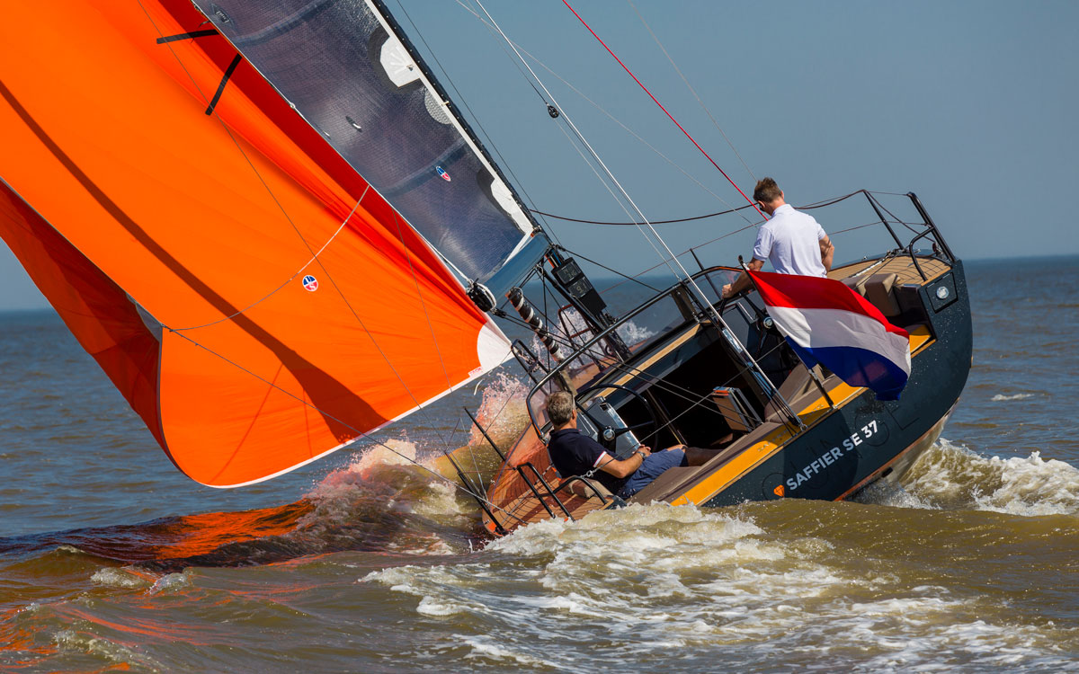 Saffier-SE37-lounge-boat-test-aft-running-shot-credit-bertel-kolthof